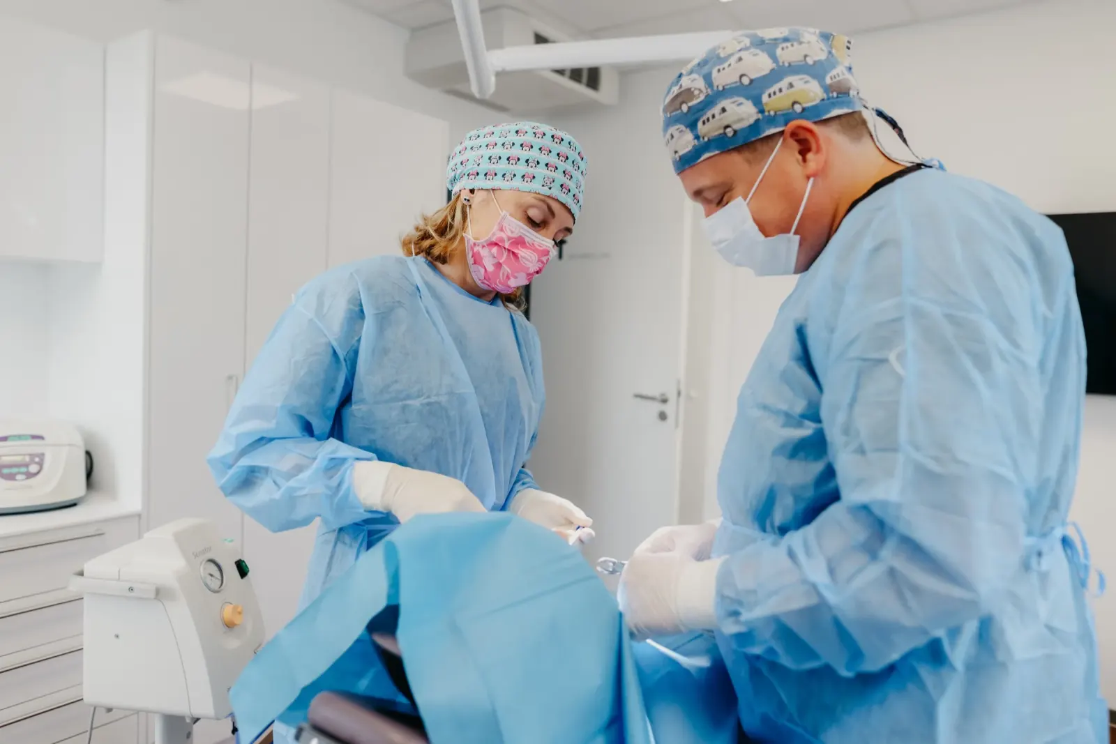 Dr.&nbsp;Planert und Dr.&nbsp;Angrik bei einem gemeinsamen Eingriff